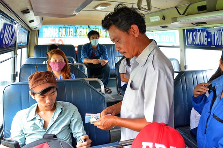HCM City sees fall in bus passenger numbers - 1