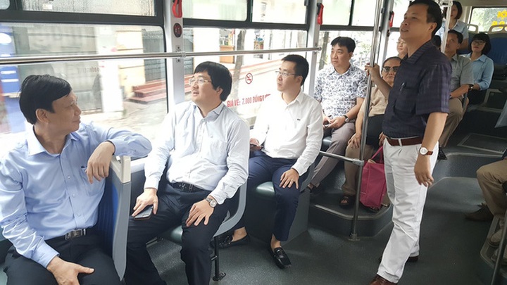 Hanoi BRT route faces overload at peak hours - 1