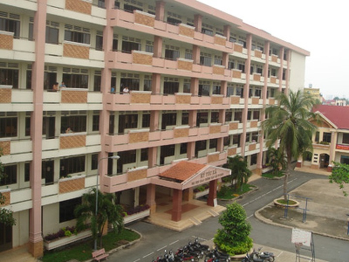 Delayed dorms put students out in cold - 1 Delayed dorms put students out in cold - 1