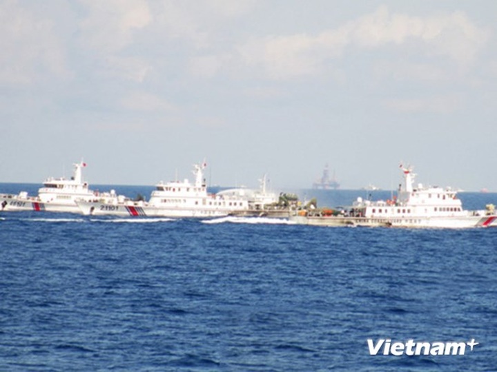 Chinese vessels continue blocking Vietnamese ships in oil rig site - 1 Chinese vessels continue blocking Vietnamese ships in oil rig site - 1