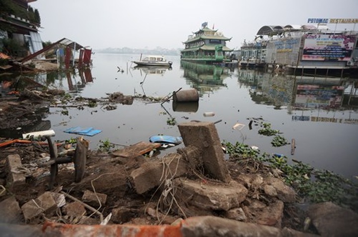 West Lake covered with rubbish after floating restaurants dismantled - 8