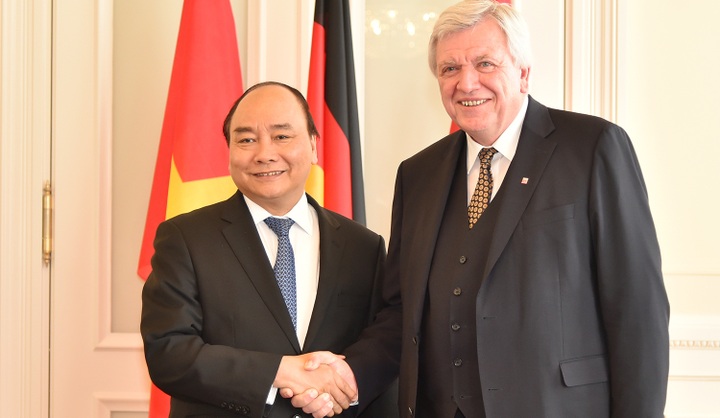 PM Nguyen Xuan Phuc meets with leaders of Hessen state - 1