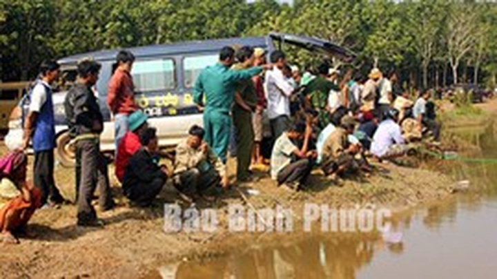 Five killed as boat capsizes off Binh Phuoc - 1