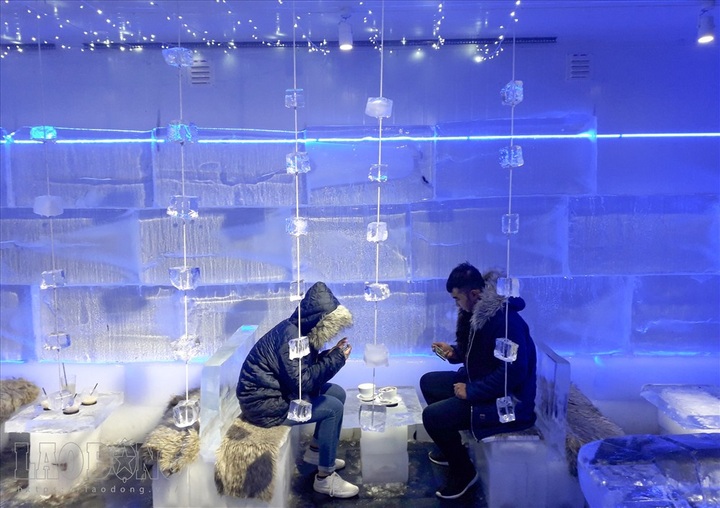 Icy coffee shop proves popular during heat wave - 2