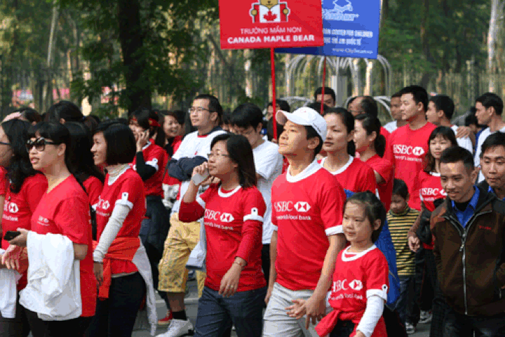 More than 10,000 people join run for poor children - 6 More than 10,000 people join run for poor children - 6