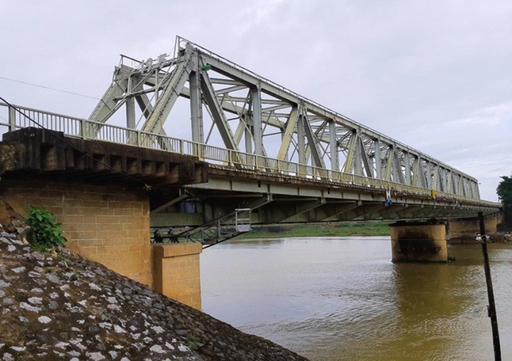 Ham Rong Bridge erosion threatens North-South railway - 1