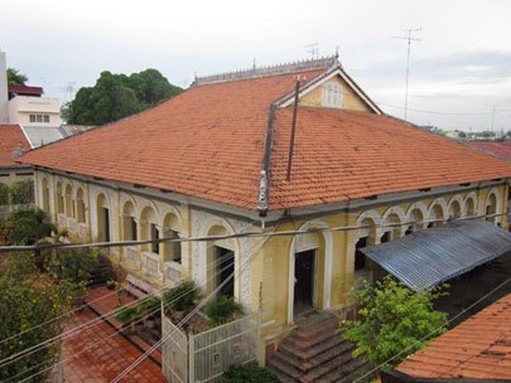 Admire old architecture and antiques at Le Cong Old House - 1