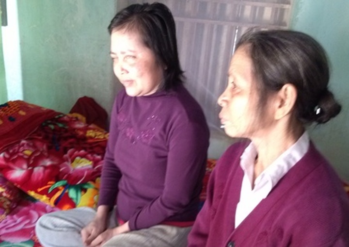 Poor elderly woman struggles to bring up blind daughter - 1