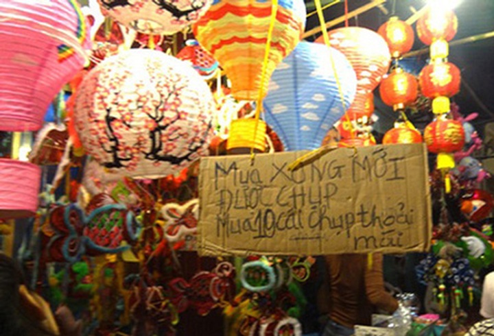 Mid-Autumn street stalls ban teenage photographers - 4 Mid-Autumn street stalls ban teenage photographers - 4