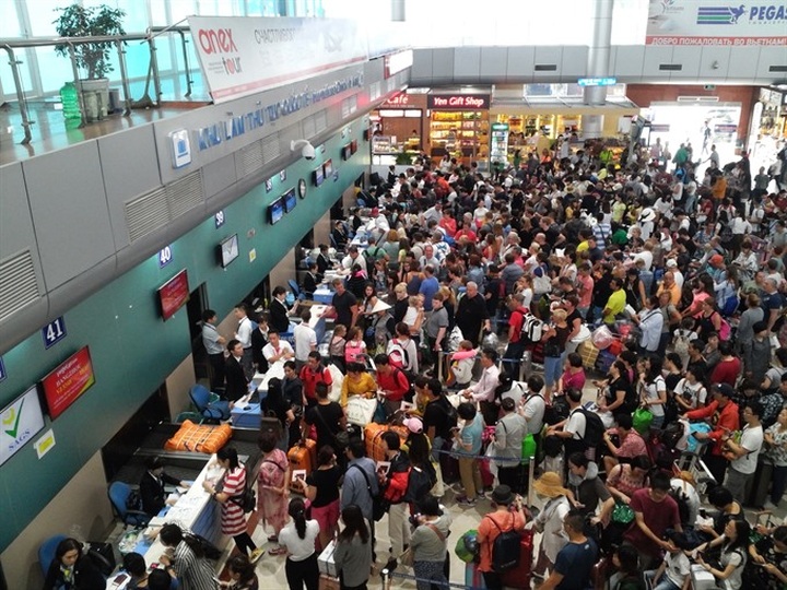 Cam Ranh Airport faces overload - 1