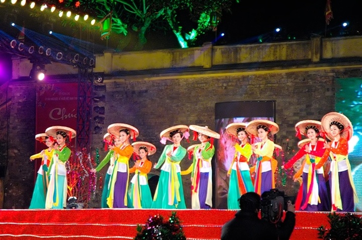 Hanoi hosts special Tet program for overseas Vietnamese - 1