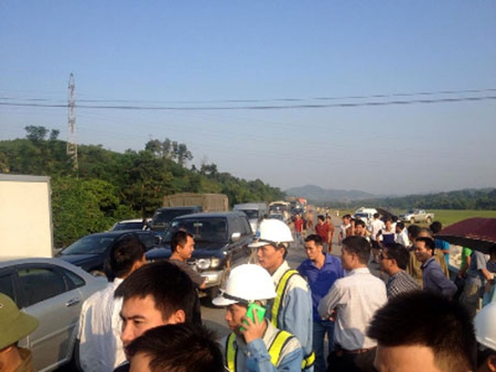 Workers block newly-opened road to get paid - 1