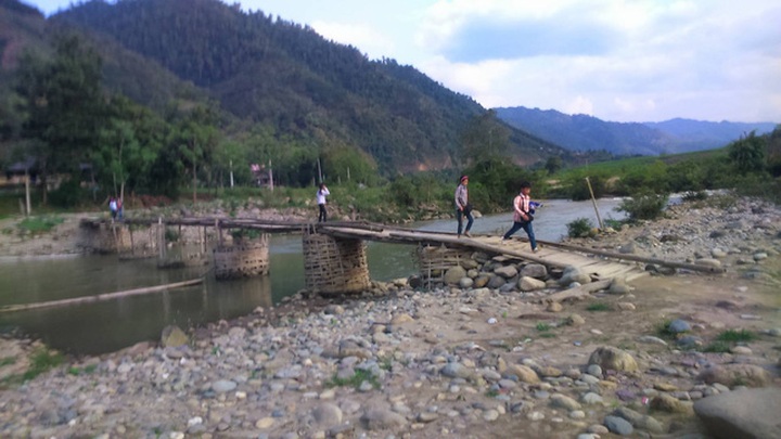 Villagers risk lives crossing stream after bridges swept away - 2