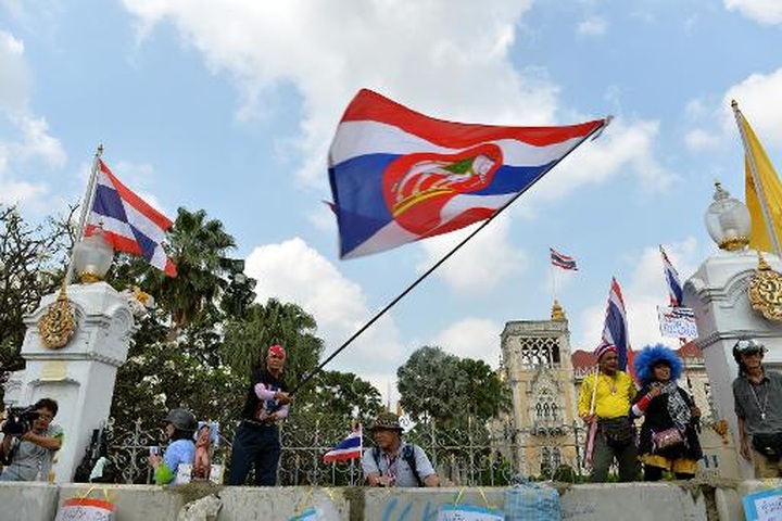 Thai policeman shot dead in protest clashes - 1