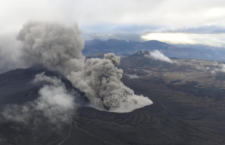 Volcano in south Japan erupts, disrupting flights - 1