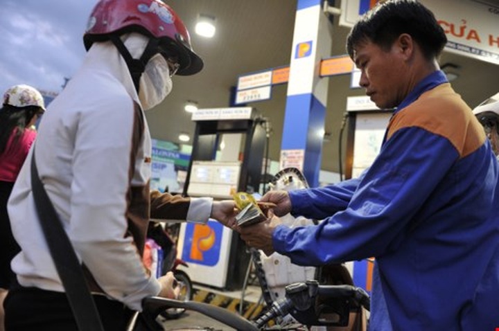 Fuel prices drop to 6-year low - 1