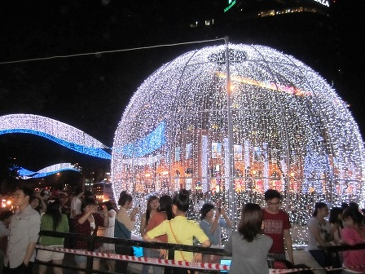 HCM City shines bright to welcome New Year - 6