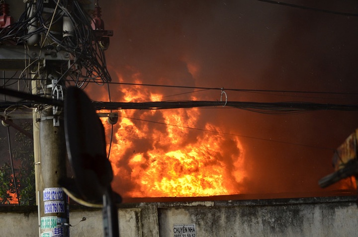 Footwear factory in HCM City catches fire - 1