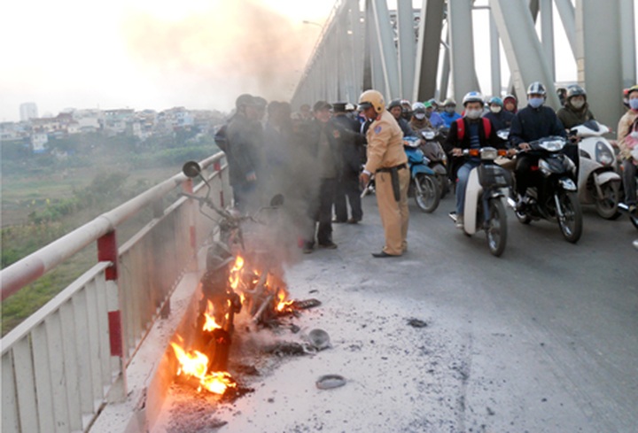 Motorbike fires stir up public concern - 1