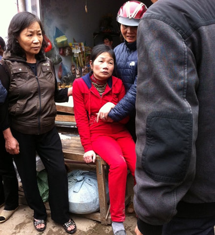 Fire in Nhat Tan Market sends traders, shoppers fleeing - 7 Fire in Nhat Tan Market sends traders, shoppers fleeing - 7