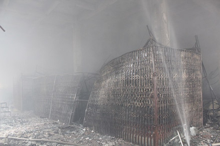 Hai Duong trade centre burnt down, causing great loss for 500 traders - 4