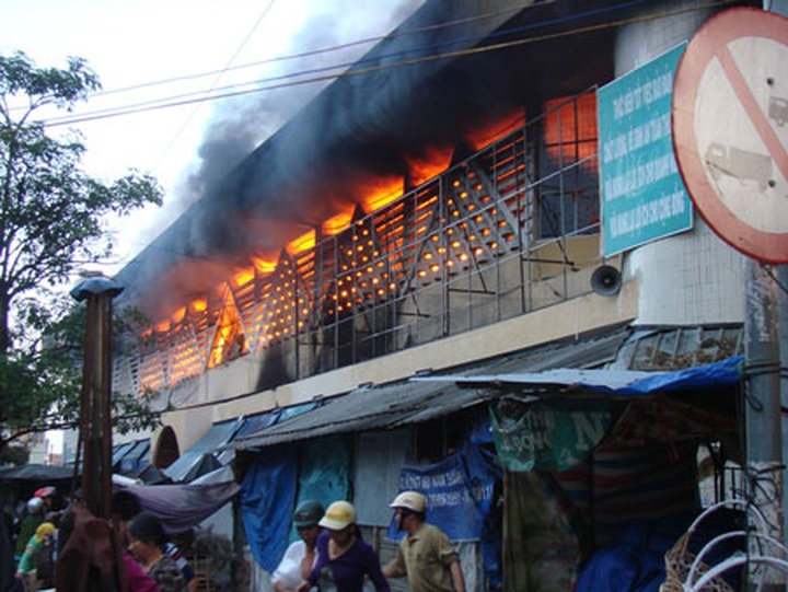 Violent fire covers entire Quang Ngai market - 1