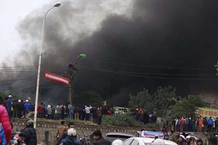 Fire in Nhat Tan Market sends traders, shoppers fleeing - 2 Fire in Nhat Tan Market sends traders, shoppers fleeing - 2