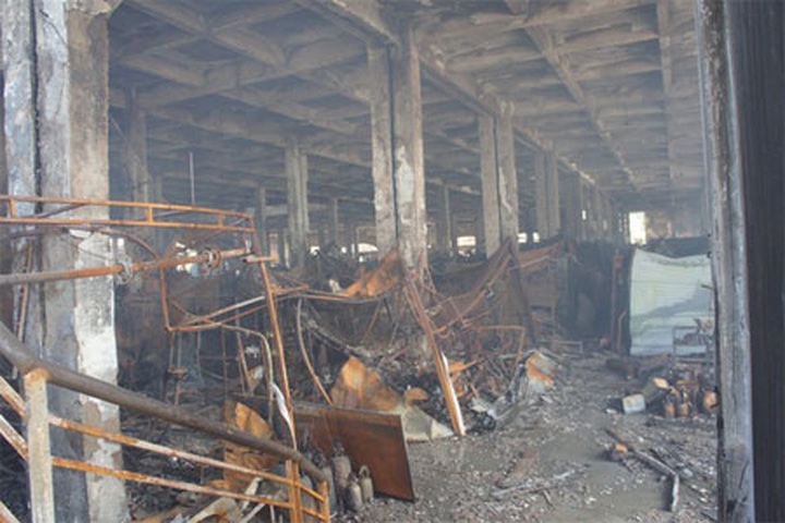 Hai Duong trade centre burnt down, causing great loss for 500 traders - 3