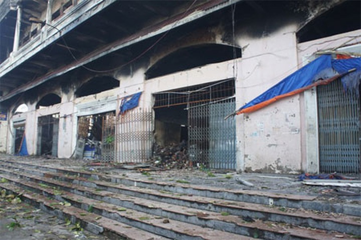 Hai Duong trade centre burnt down, causing great loss for 500 traders - 1