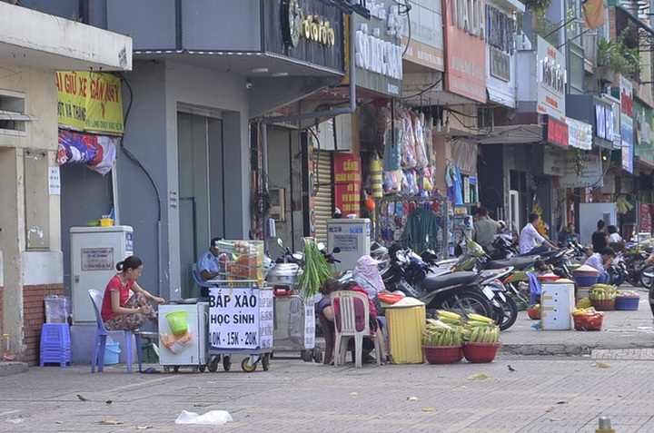 Lack of viable alternatives sees vendors remain on HCM City streets - 1
