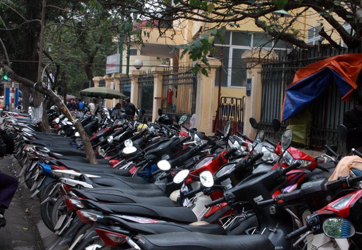 Hanoians struggle to find parking space - 1