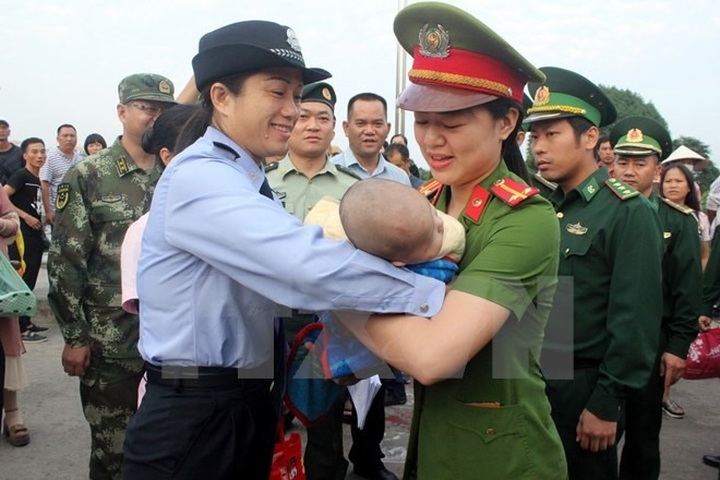 China hands over trafficked baby to Vietnam - 1
