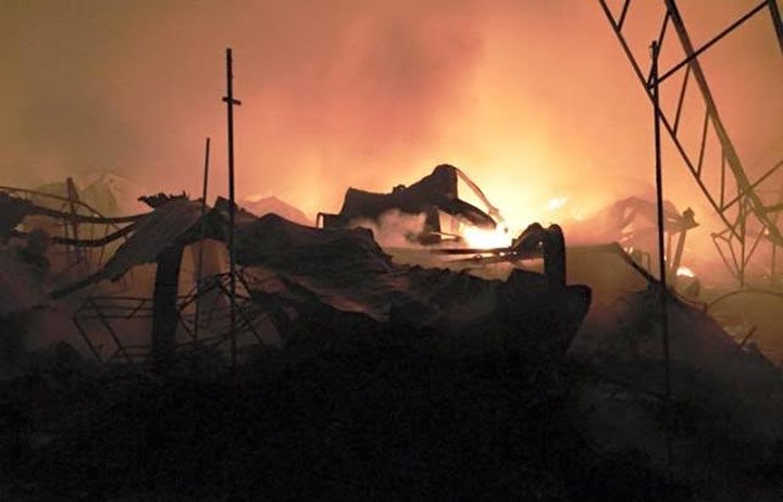 Massive fire breaks out at Phu Ly Market - 1
