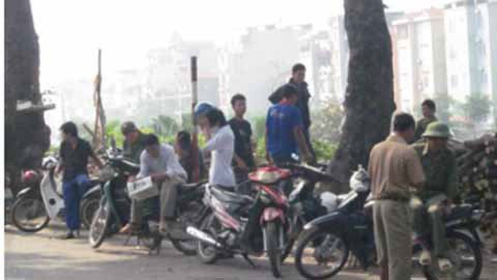 Hanoi’s day labourers struggle to find work - 1