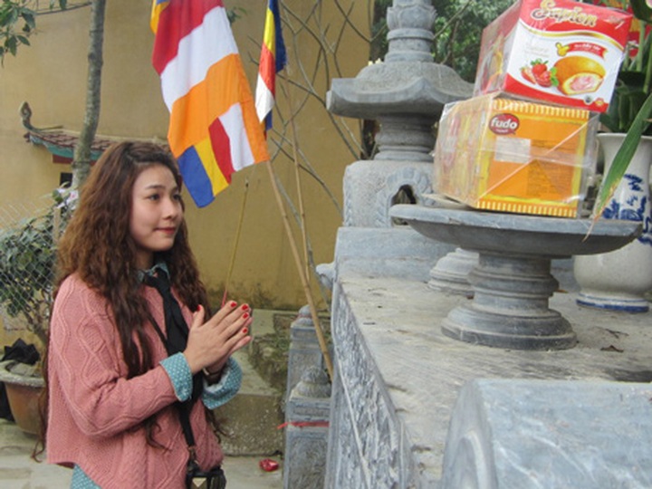 Young people flock to pagodas during Tet - 1