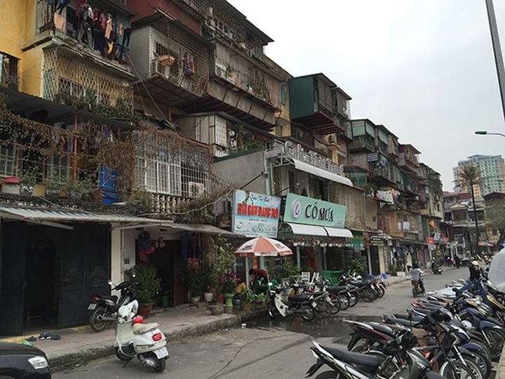 Hanoi faces difficulties in renovating old apartment buildings - 1 Hanoi faces difficulties in renovating old apartment buildings - 1