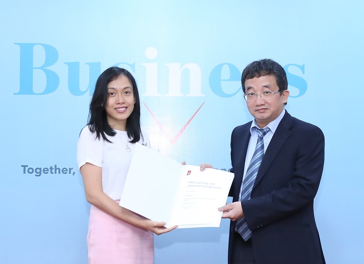 80 Vietnamese finance experts and lecturers receive IFRS certificates from ICAEW - 1