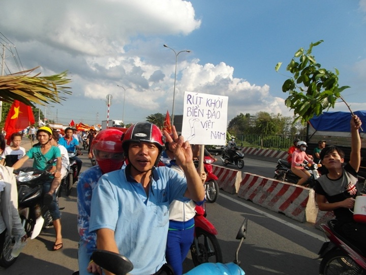 Thousands protest China's East Sea incursions - 2 Thousands protest China's East Sea incursions - 2