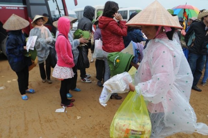 Lax security causes chaos at a festival - 3