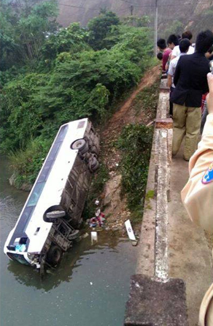 Dozens survive as coach capsizes in Yen Bai - 1
