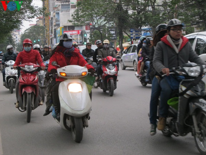 Shivering in bitterly cold Hanoi - 1