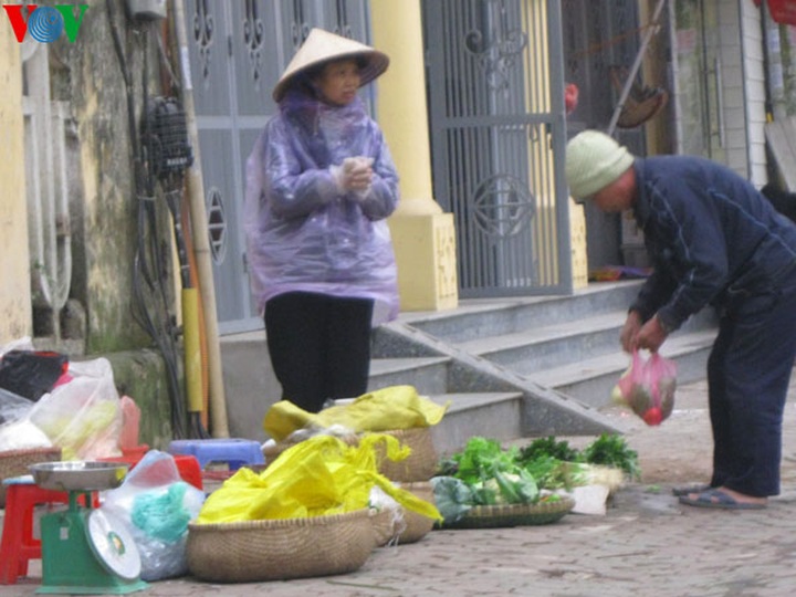 Shivering in bitterly cold Hanoi - 10
