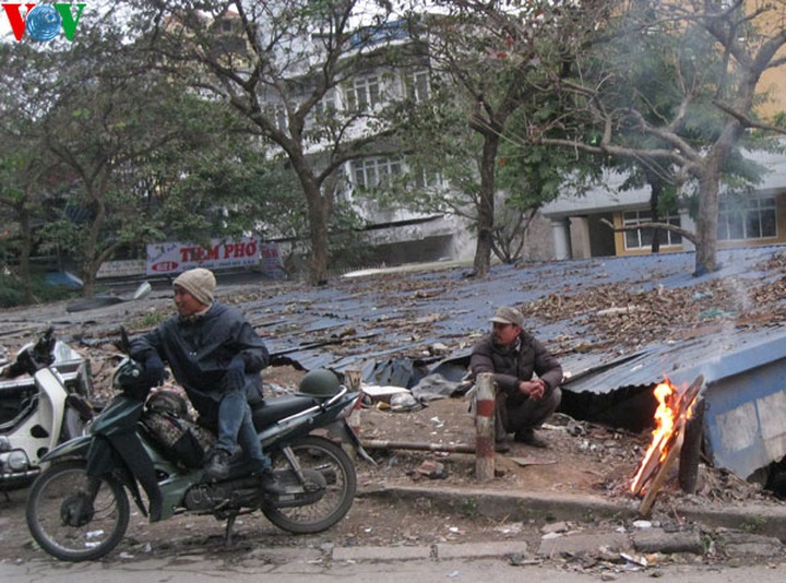 Shivering in bitterly cold Hanoi - 4