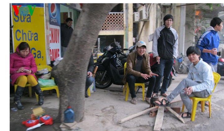 Shivering in bitterly cold Hanoi - 5