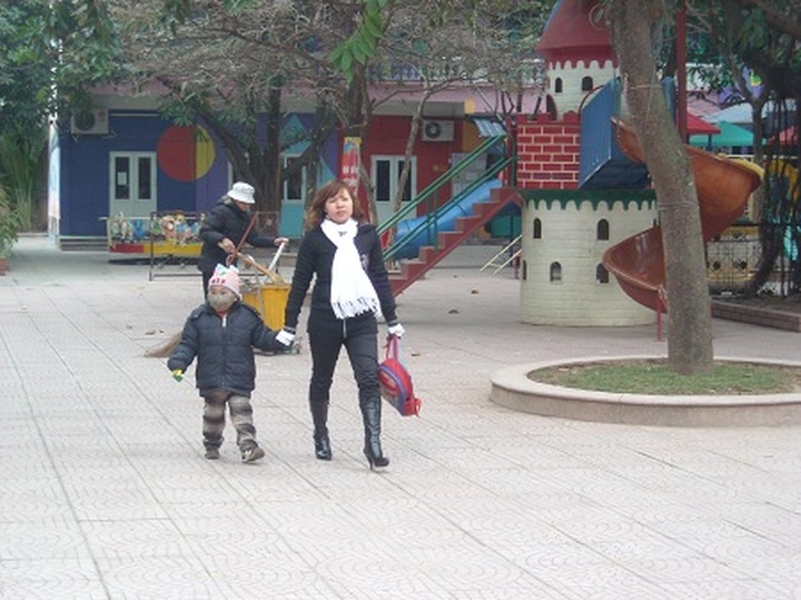 Parents scramble for child-care places as Hanoi schools close in big chill - 1 Parents scramble for child-care places as Hanoi schools close in big chill - 1