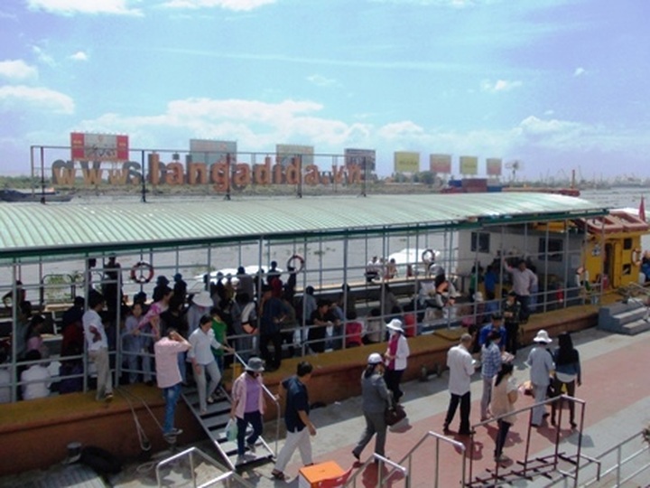 Fish-releasing ritual on Saigon River gains attention - 10