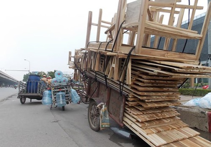 Hanoi police crack down on substandard motorbikes, three-wheelers - 2