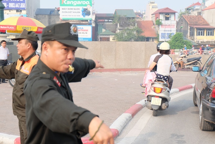 Hanoi puts more cops on traffic beat to break jams - 4