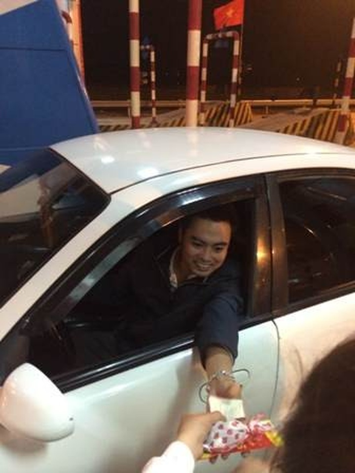 Drivers surprised with lucky money at toll booths - 5
