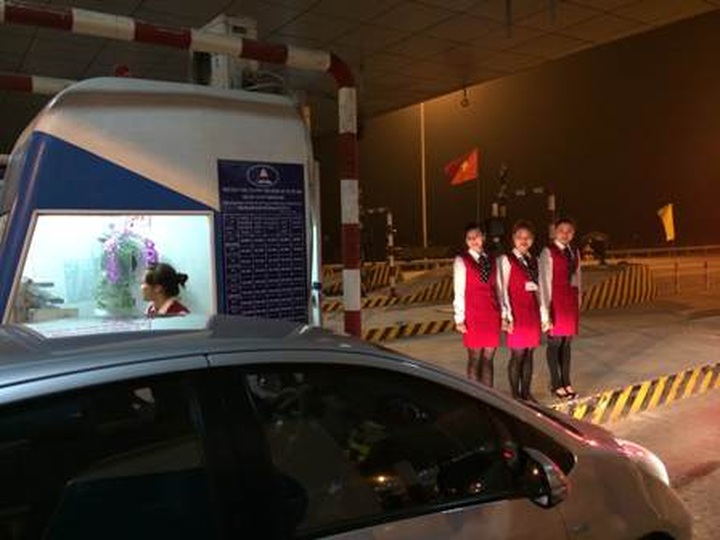 Drivers surprised with lucky money at toll booths - 1